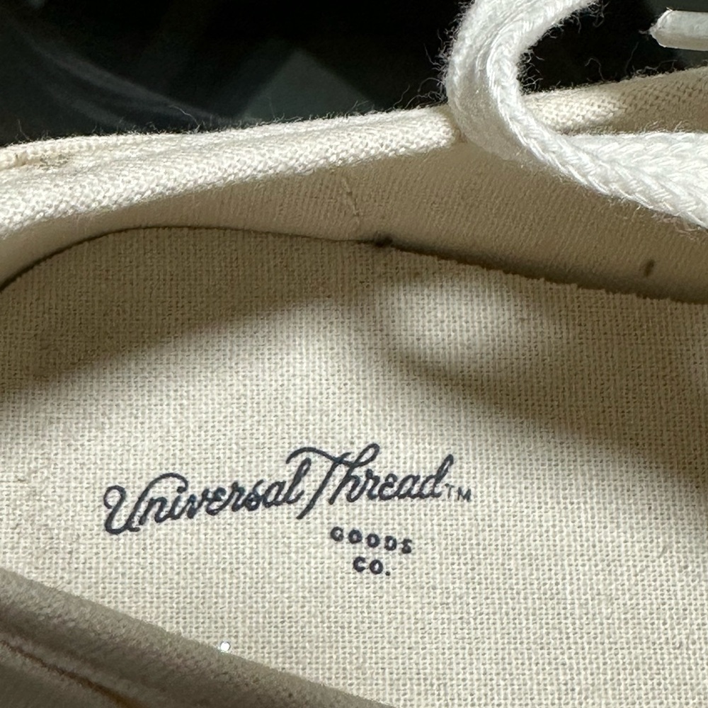 Universal Thread Women's Shoe Size 7 Off-White Canvas Lace Up Sneaker Never Worn - Picture 3 of 7
